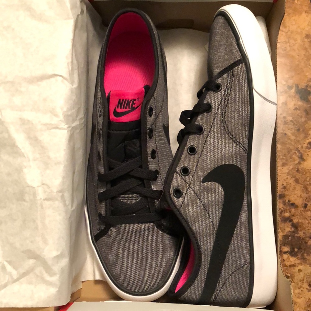 Nike tennis shoes